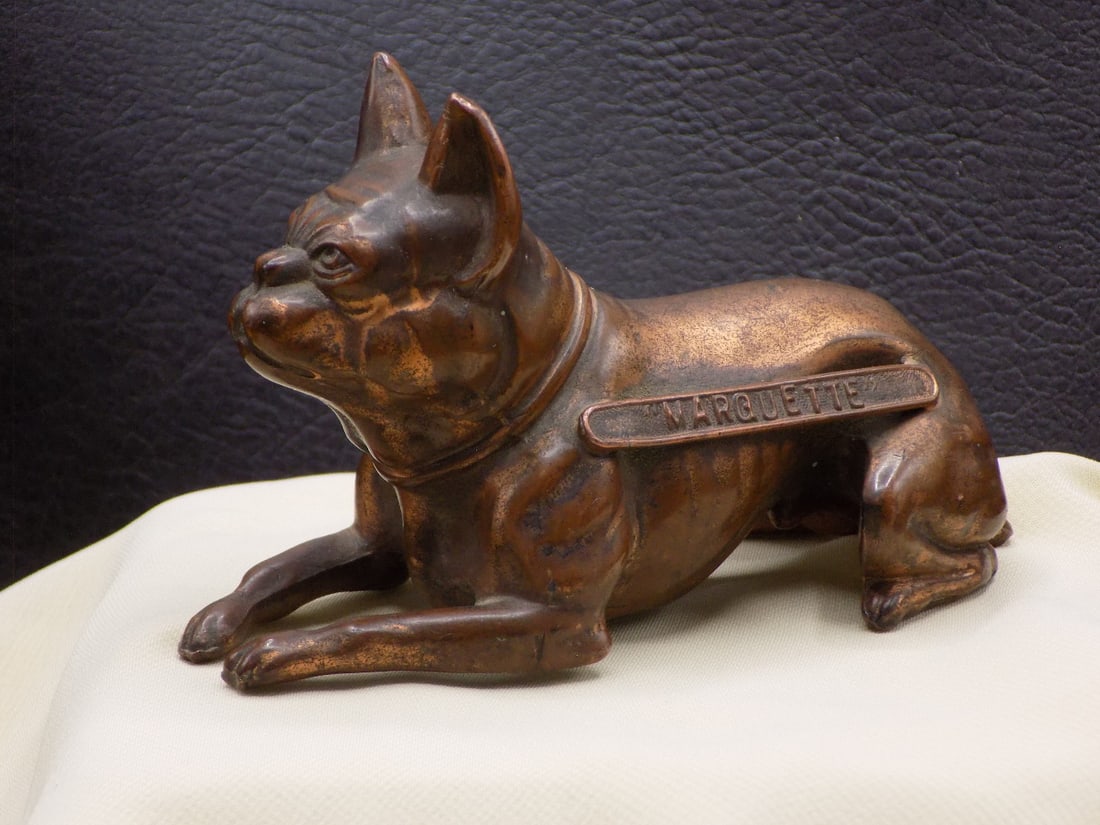 Vintage Jennings Brothers bulldog advertising Marquette: Vintage Jennings Brothers bulldog advertising Marquette. Marked JB on bottom as shown in photo. Wear to patina as shown in photo. Metal appears to be bronze. Measures 3 1/4 inches tall by4 1/8 long.