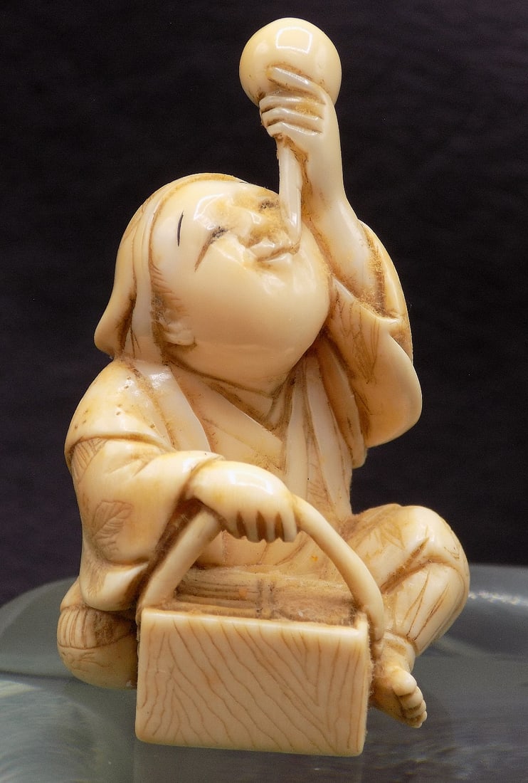 Exceptional vintage Oriental carved Netsuke.  Man drinking (1 of 8)