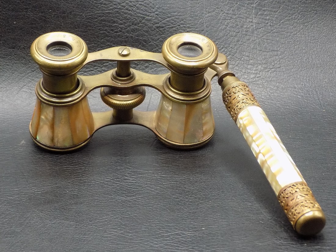Antique mother of pearl French opera glasses with extending handle: Antique mother of pearl French opera glasses with extending handle. Marked on lens Verne Paris as shown in photos. In very good working condition. Great quality and detail. Glasses 3 ¾ wide. Hand