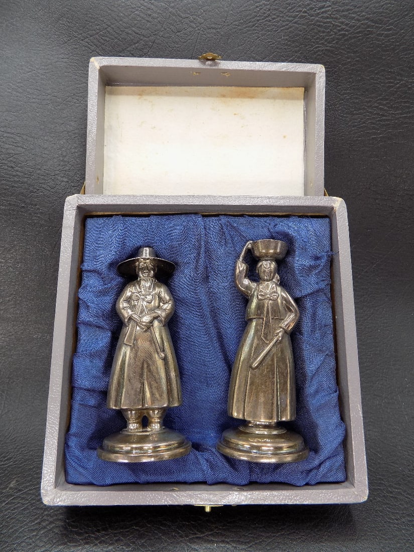 Ornate vintage Oriental sterling salt and pepper shakers in original box (1 of 12)