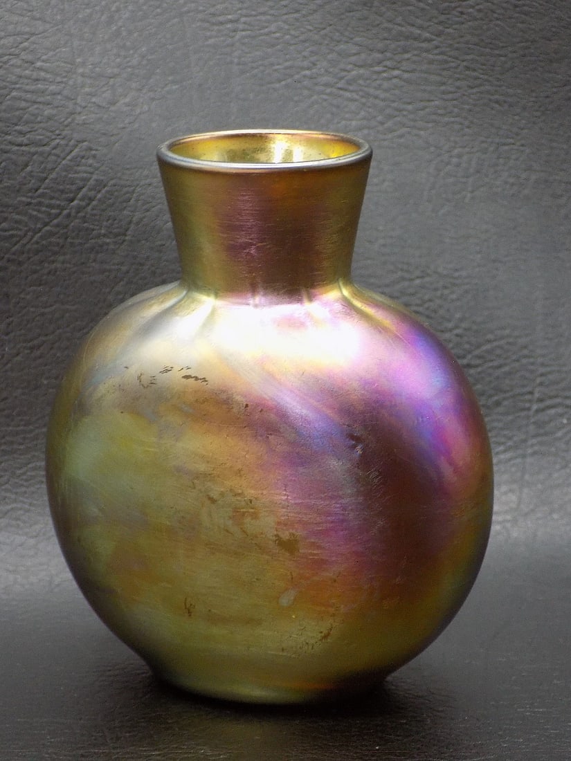 Vintage iridescent art glass vase. (1 of 6)
