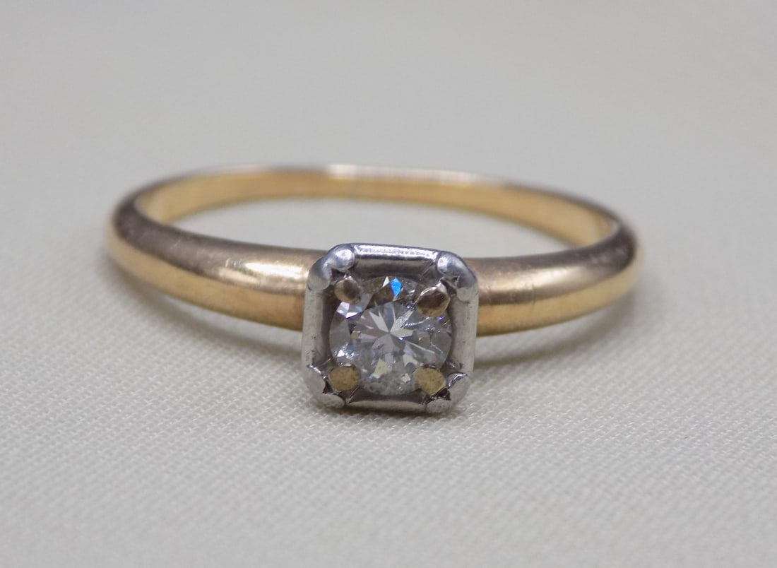 Beautiful 14k gold small diamond ring (1 of 4)