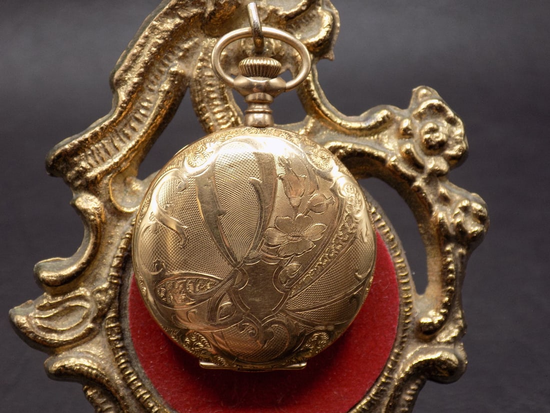 Fancy antique engraved gold fill hunting case pocket watch (1 of 10)