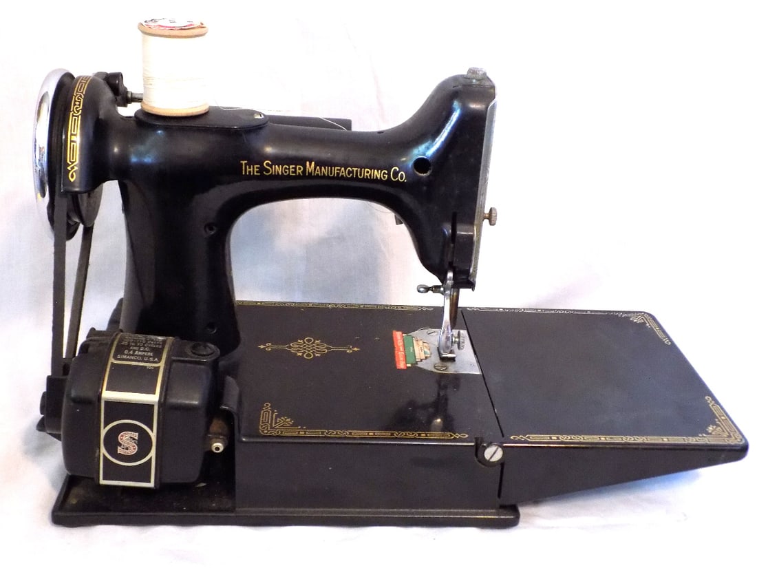 Vintage Singer Featherweight 221 sewing machine in case (1 of 13)