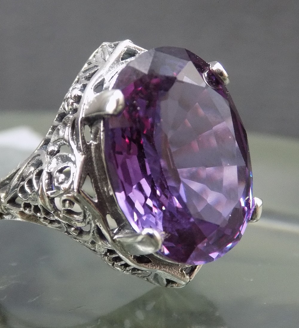 Beautiful 8 ct. alexandrite sterling ring (1 of 6)