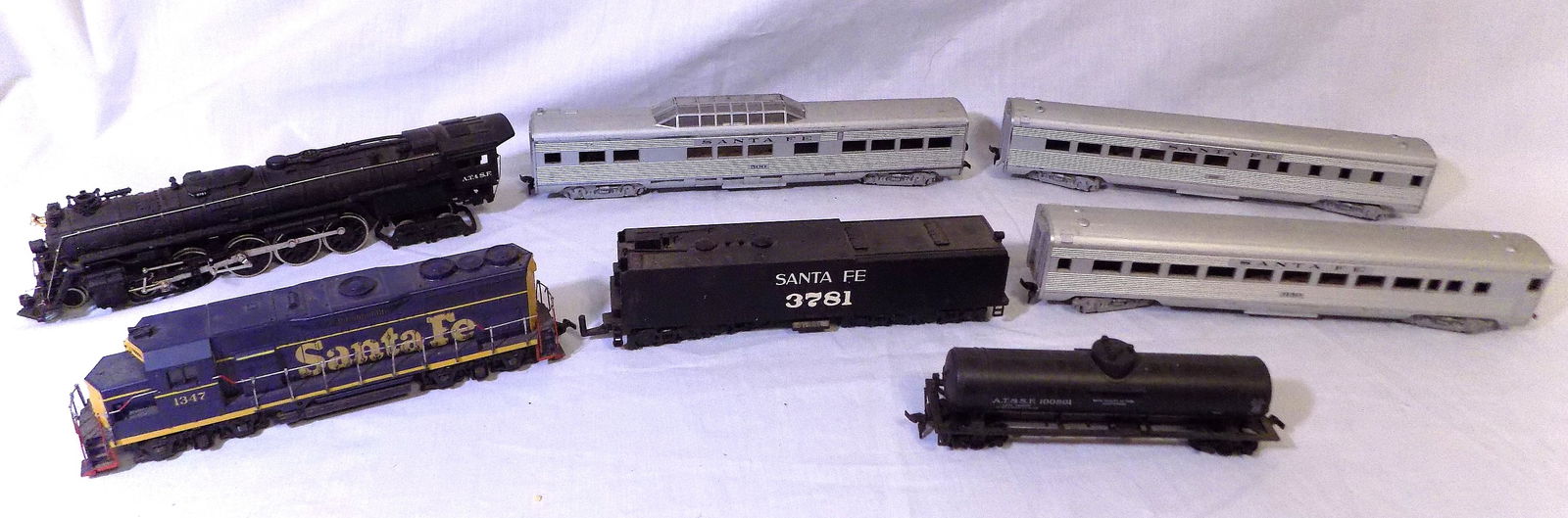 Vintage Santa Fe railroad Ho gauge train  with two engine and cars (1 of 5)
