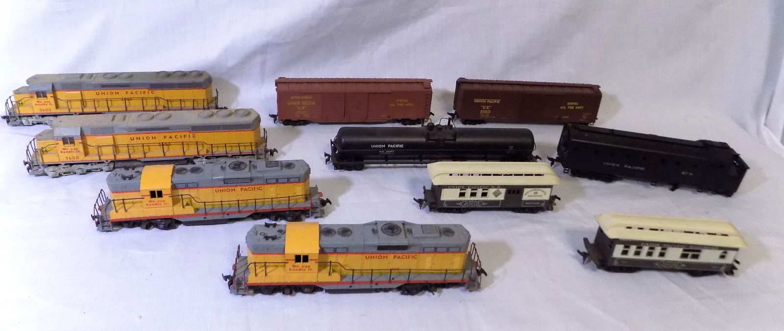 Vintage Union Pacific railroad Ho gauge train with four engines and cars (1 of 5)