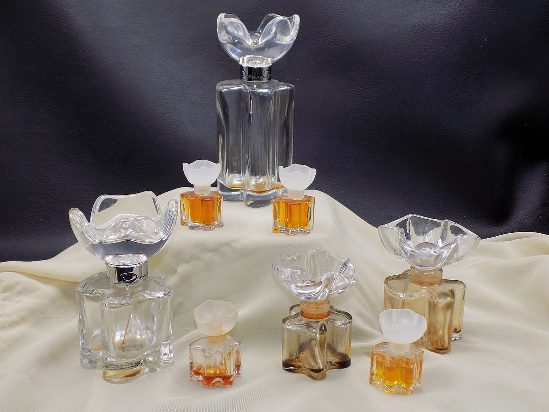 Eight vintage Oscar de La Renta perfume bottles (1 of 7)