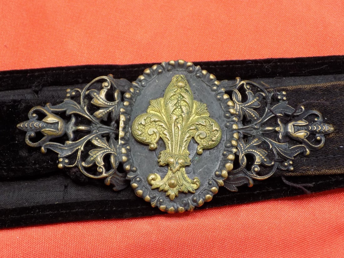 Lovely 1800s Victorian womens belt: Lovely 1800s Victorian womens belt. Fancy buckle. Cloth belt. In very good original as found condition. 34 inches long
