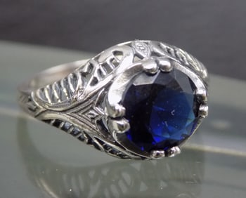 Beautiful sterling silver 2 ct sapphire ring