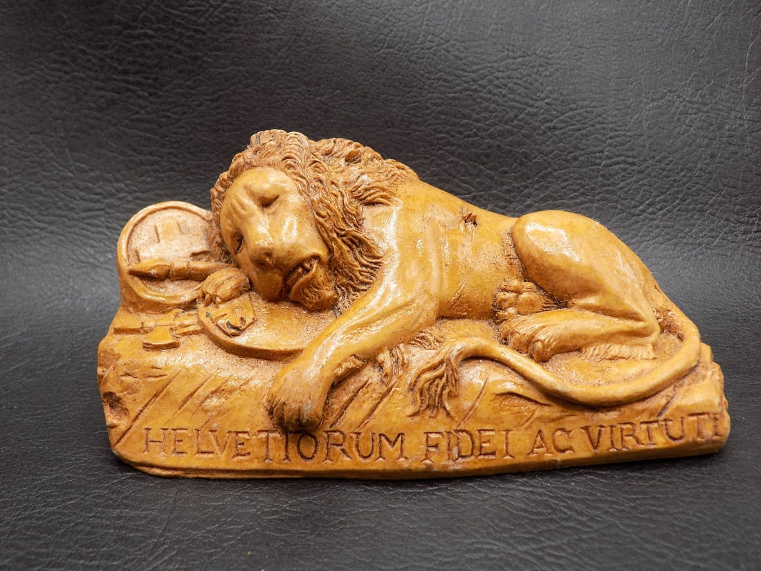Vintage carved reclining lion.: Vintage carved reclining lion. Great quality and detail. In very good original as found condition. 5 inches long x 2 ¼ wide x 2 ¼ tall