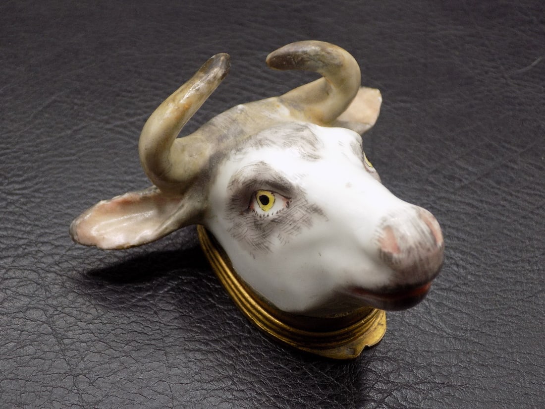 Early bull head pill trinket box or snuff box (1 of 10)