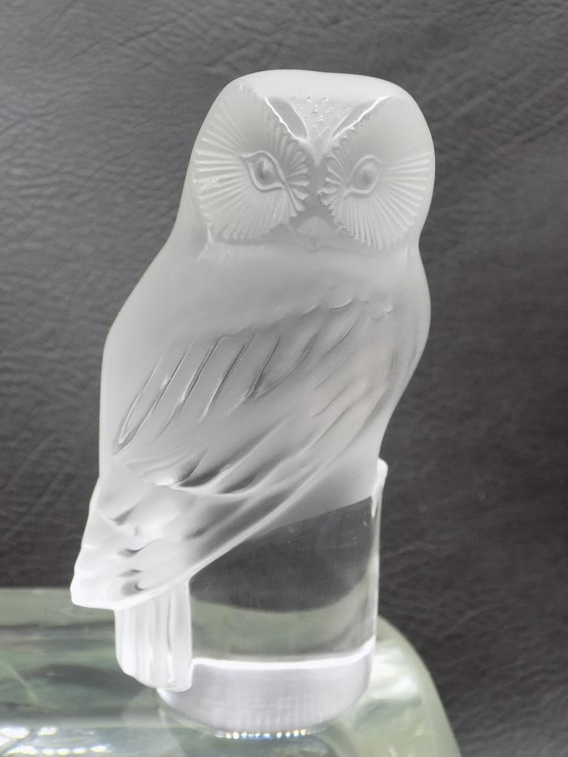 Beautiful vintage signed Lalique art glass owl.: Beautiful vintage signed Lalique art glass owl. Great quality and detail. In very good original as found condition. Signed as shown in photo. 3 ½ inches tall