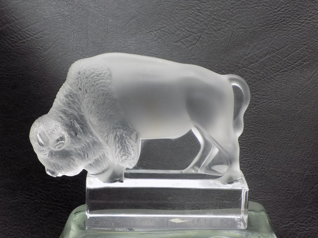 Fine signed Lalique art glass buffalo: Fine signed Lalique art glass buffalo. Signed as shown in photos. Great quality and detail. In very good original as found condition. 3 7/8 tall. Base 3 5/8 inches long