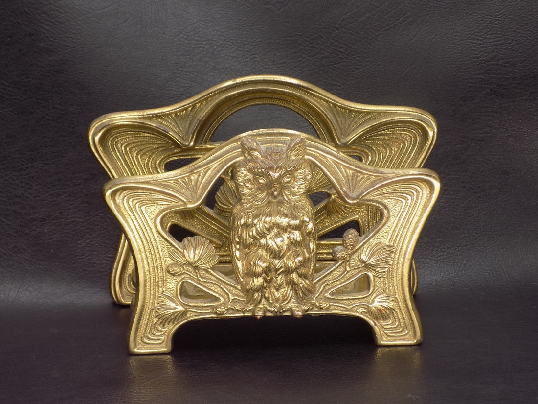 Vintage owl letter or napkin holder by Judd: Vintage owl letter or napkin holder by Judd. Cast metal with brass finish. In very good original as found condition. Great quality and detail. 5 tall x 7 ½ inches wide.