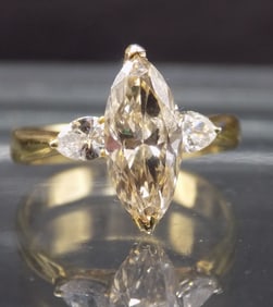 Beautiful 2 ½ ct marquise yellow diamond 18k gold ring
