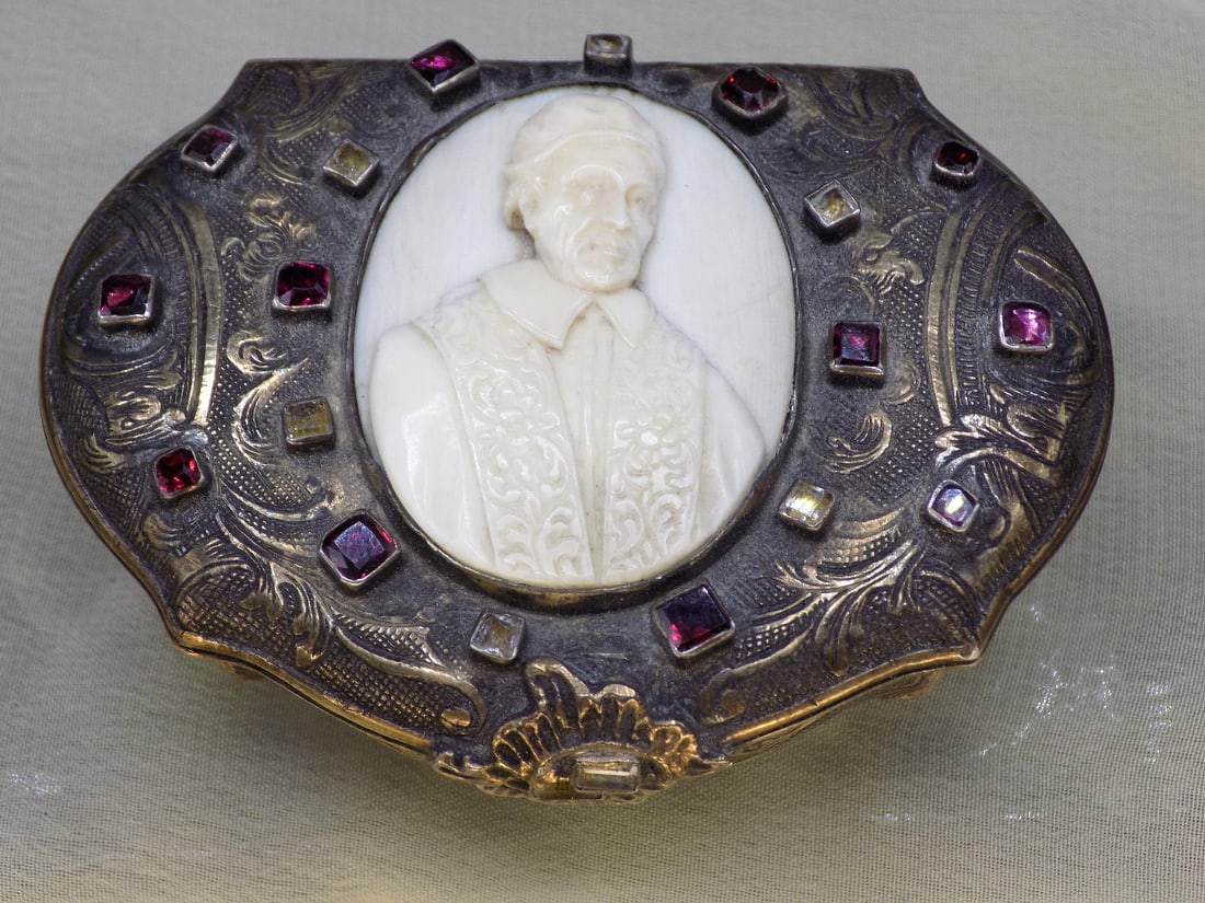 Ornate early trinket jewelry with jewels and portrait: Ornate early trinket jewelry with jewels and portrait. Highly engraved. Glass jewels. Beveled glass bottom. Gold wash interior. From the collection of jewelry boxes, this has a hand written note insid