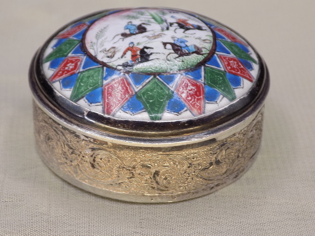 Antique nicely decorated trinket box. (1 of 6)