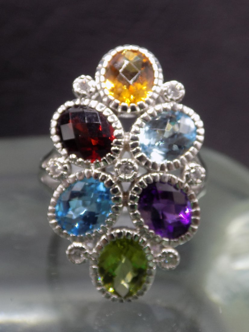 Beautiful gem stones 14k gold ring: Beautiful gem stones 14k gold ring. Peridot, amethyst, and Swiss blue topaz, sky blue topaz, pyrope garnet, and citrine. Great quality and detail. In very good original as found condition. Please see 