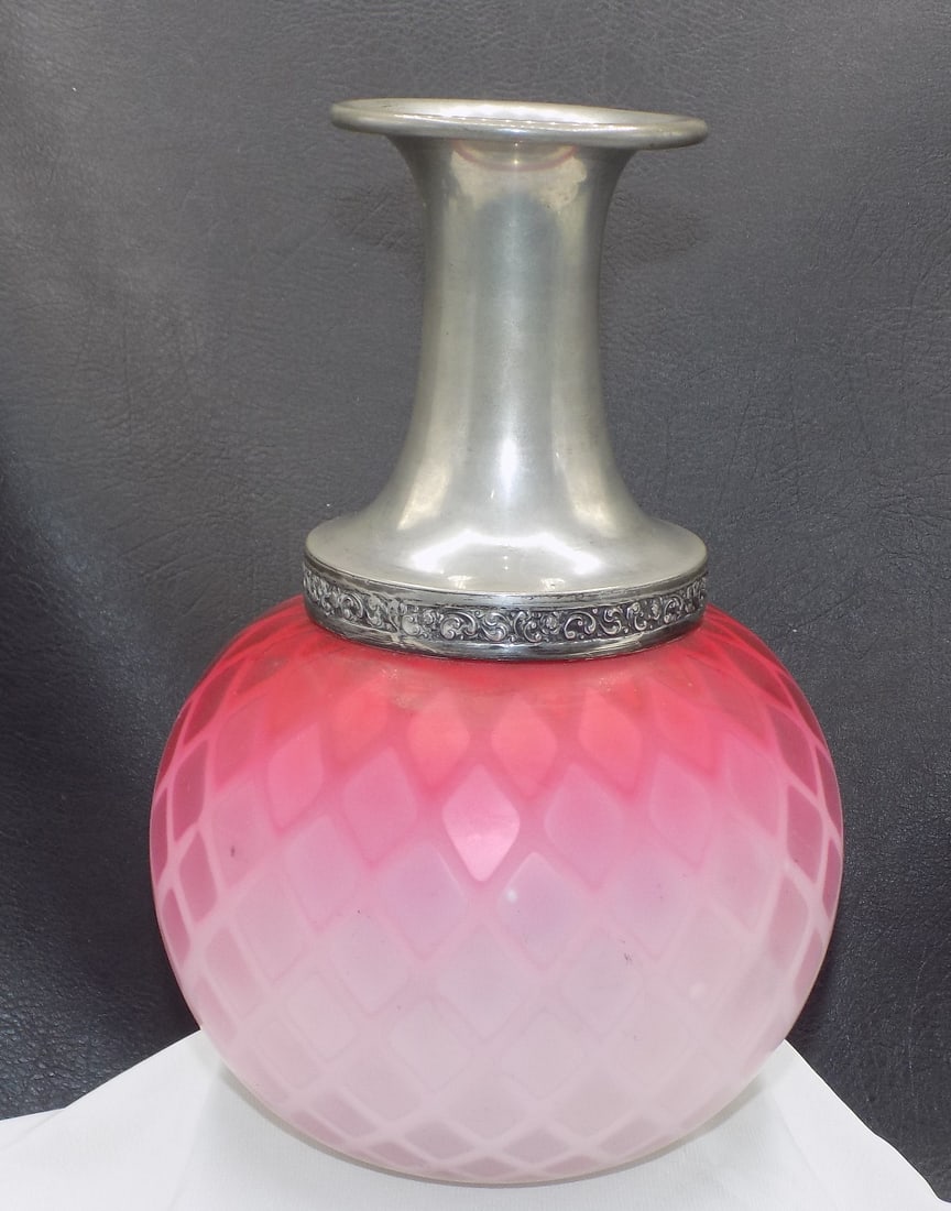 Pretty antique Webb pink satin diamond quilted art glass vase (1 of 7)