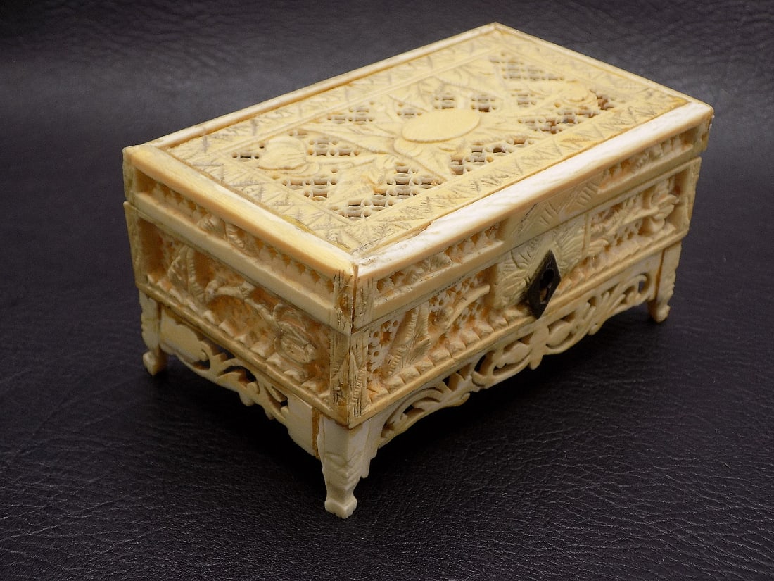 Exceptional vintage Oriental carved box (1 of 10)