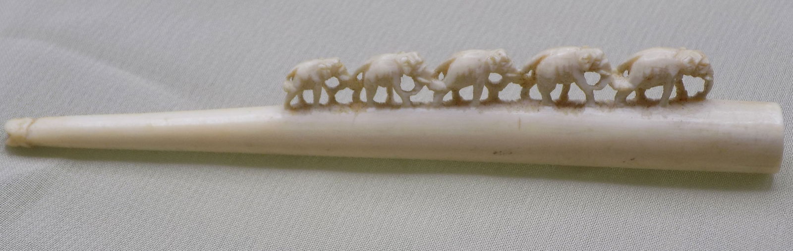 Vintage Oriental hand carved elephants in a row parade cigarette holder: Vintage Oriental hand carved elephants in a row parade cigarette holder. Great quality and detail. In very good original as found condition. No shipping outside of US and some states. 3 7/8 long x 5/8