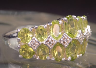 Beautiful 4cwt peridot sterling silver ring
