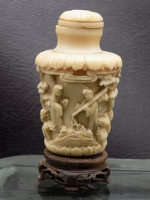 Fabulous carved Oriental hand carved snuff bottle
