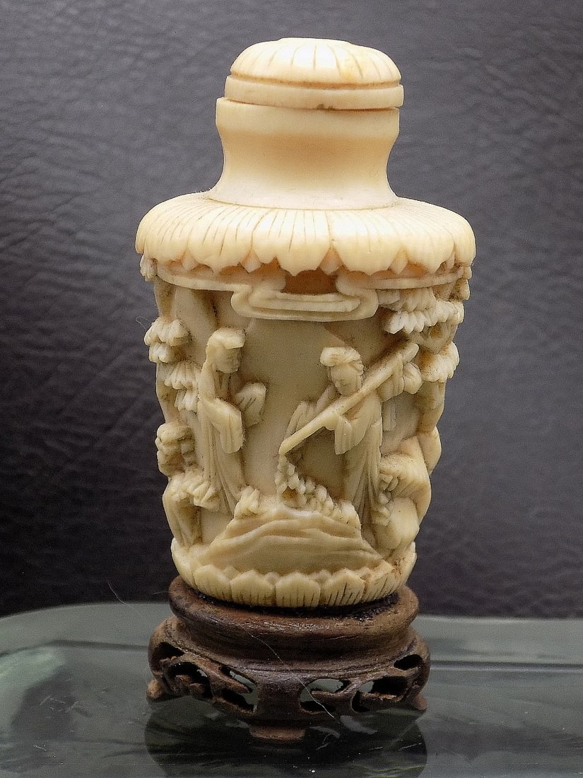 Fabulous carved Oriental hand carved snuff bottle (1 of 7)