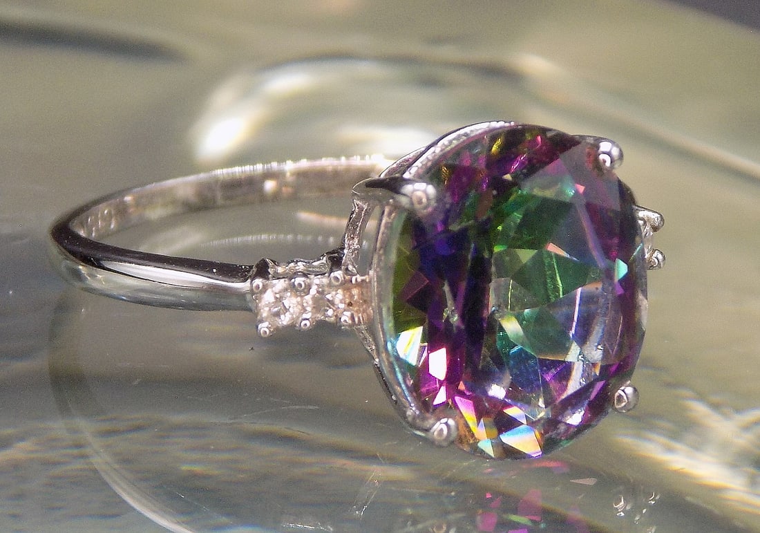 Beautiful 4ct color changing mystic topaz sterling silver ring.: Beautiful 4ct color changing mystic topaz sterling silver ring. Great quality and detail. In very good original as found condition. Size 9.