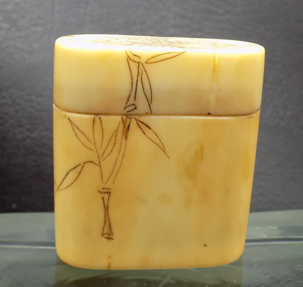 Neat vintage Oriental carved container: Neat vintage Oriental carved container. Nicely carved top and bottom as shown in photos. Possible artist signature in top corner of base. Great quality and detail. In very good original as found condi