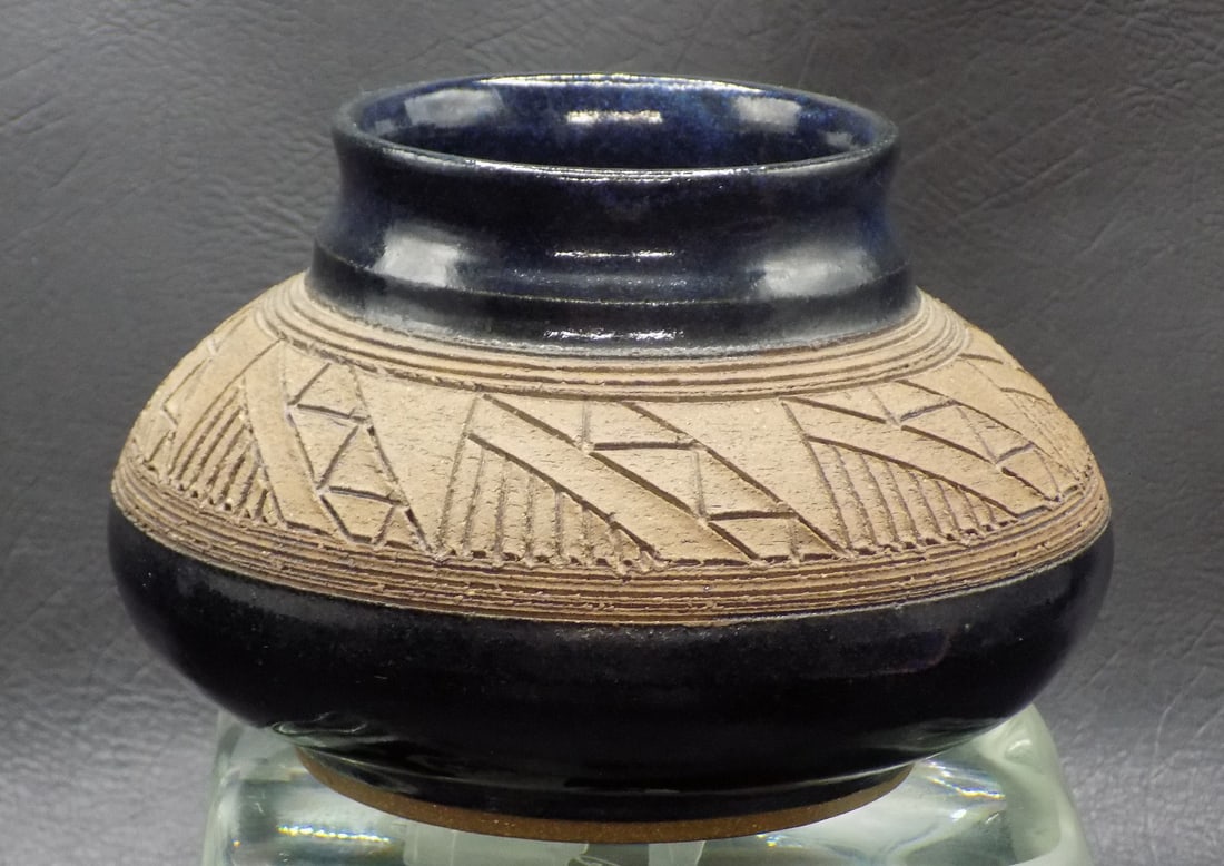 Vintage Native American Indian Pot: Vintage Native American Indian Pot. Marked Tuhle on bottom as shown in photo. Etched geometric design. Great quality and detail. In very good original as found condition. 3 5/8 inches tall x 5 5/8 wid