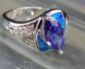 Beautiful 2 cwt sapphire and Australian opal sterling silver ring