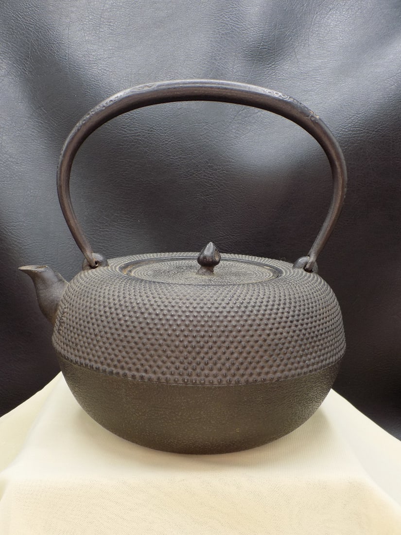 Very fine early Oriental cast iron teapot (1 of 7)
