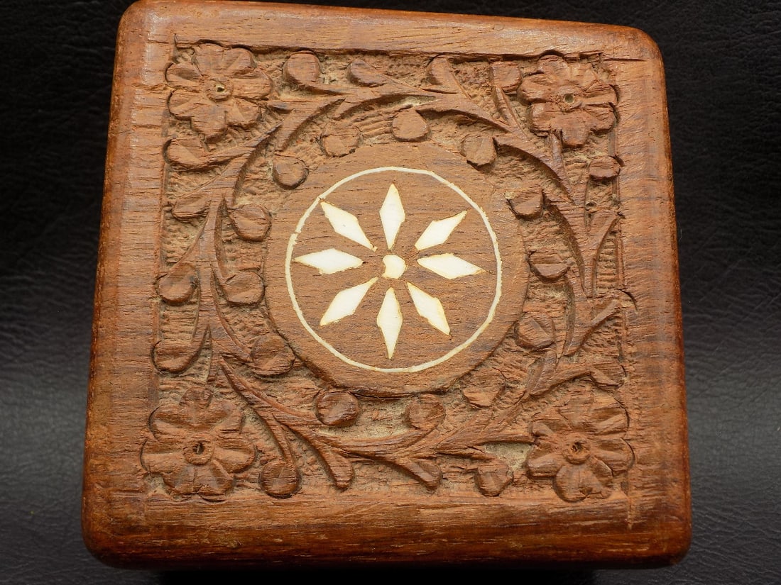 Vintage nice hand carved wood jewelry box: Vintage nice hand carved wood jewelry box. Floral decorated with inlaid center. Great quality and detail. In very good original as found condition. 4 inches square x 2 ½ inches tall