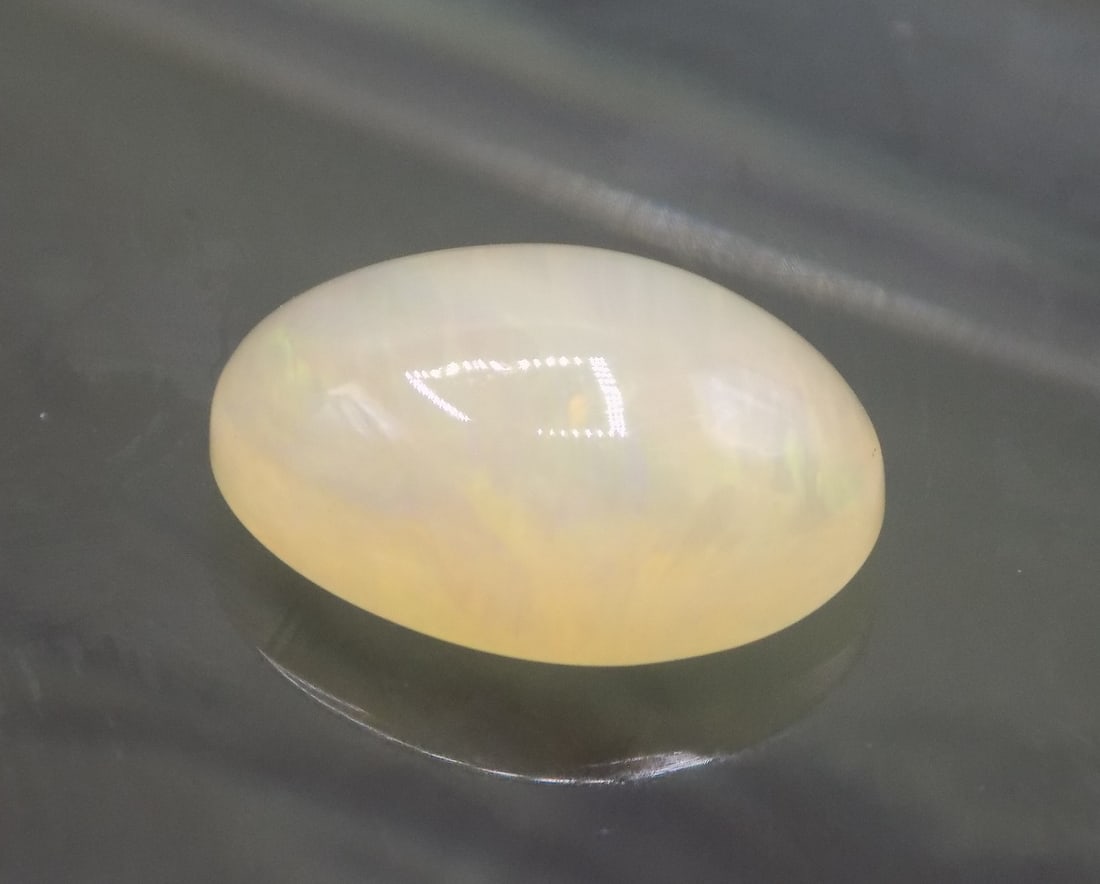 Beautiful 2.14 ct Ethiopia opal gemstone: Beautiful 2.14 ct Ethiopia opal gemstone. Beautiful colors. Please see photos