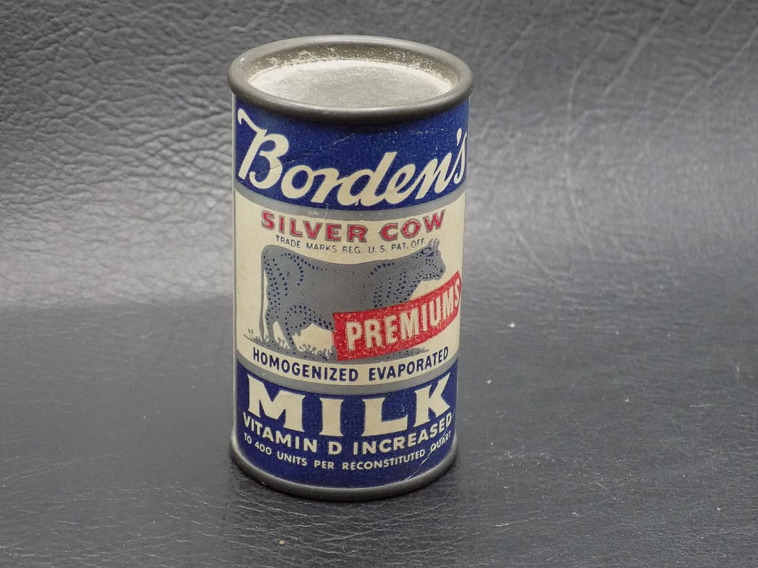 Small vintage Borden’s Silver Cow milk container: Small vintage Borden’s Silver Cow milk container. In very good original as found condition. Great quality and detail. 2 3/8 inches tall
