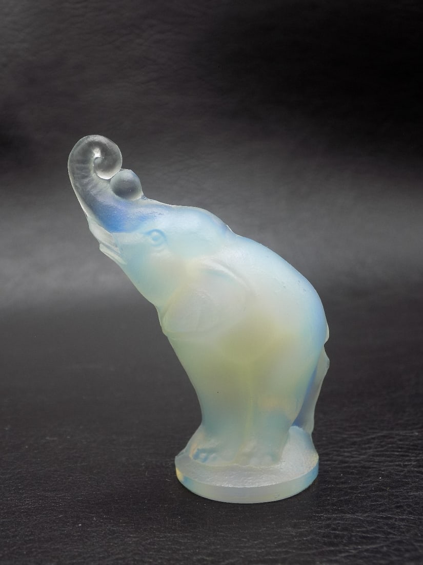 Beautiful vintage Sabino France art glass elephant: Beautiful vintage Sabino France art glass elephant. Signed on bottom as shown in photos. Opalescent color. In very good original as found condition. 2 1/2 inches tall