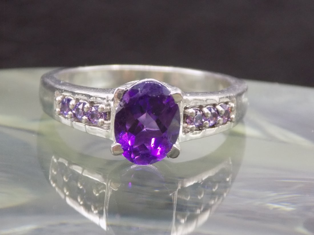 Beautiful 1 cwt amethyst sterling silver ring.: Beautiful 1 cwt amethyst sterling silver ring. Great quality and detail. Size 9.
