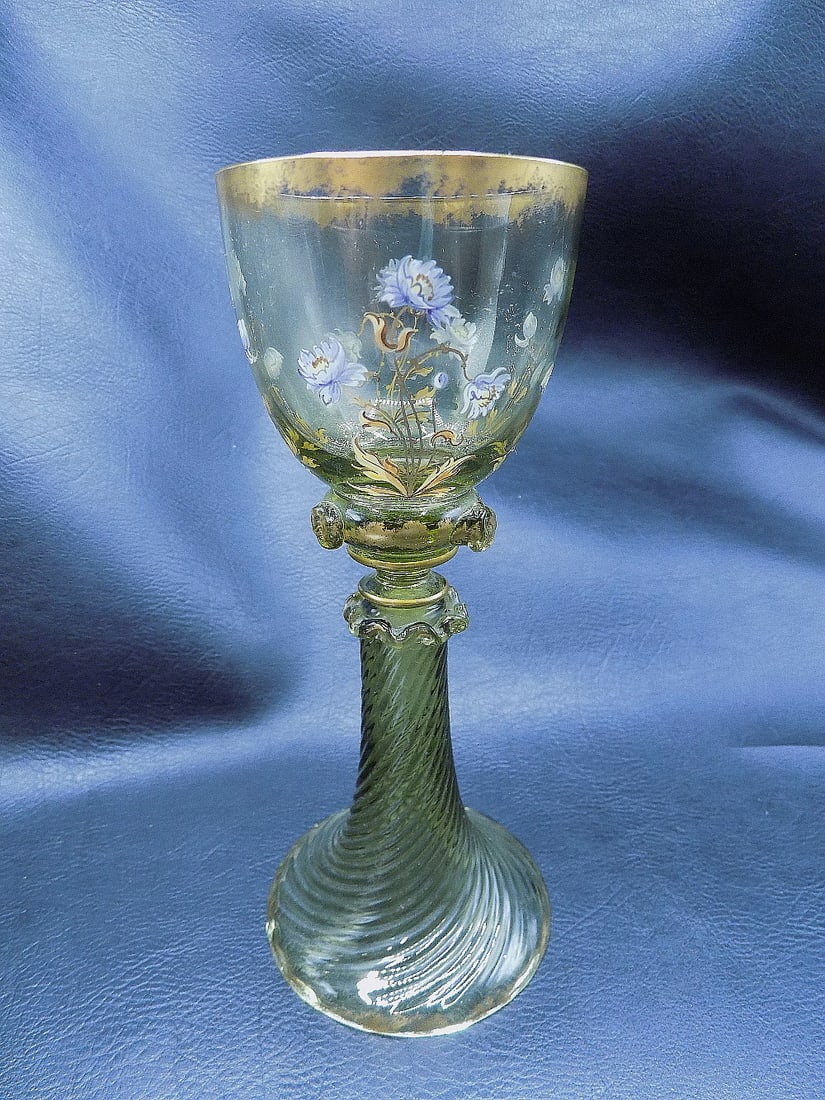 Lovely antique Moser decorated art glass wine glasses: Lovely antique Moser decorated art glass wine glasses beautiful colors. Hand painted. Great quality and detail. In very good original as found condition. 7 1/8 tall x 2 wide at top rims