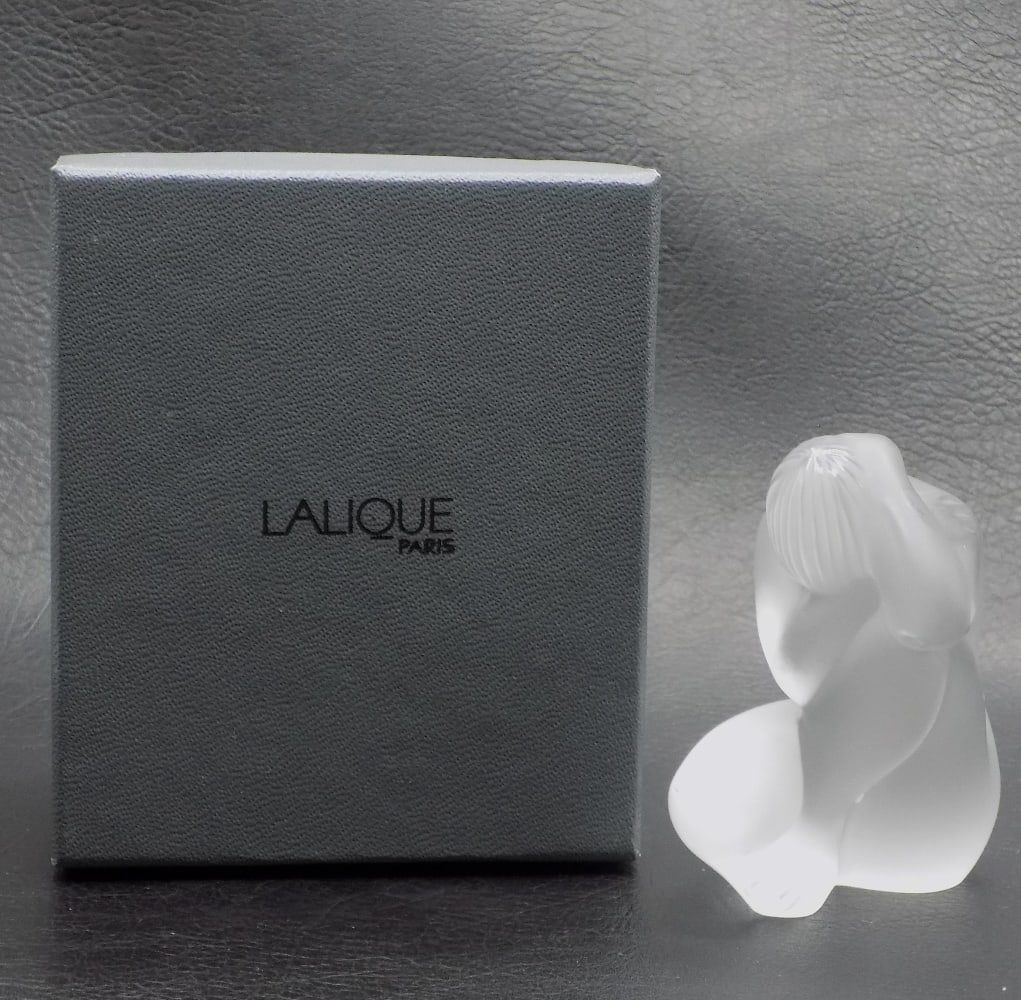 Nice vintage signed R Lalique Collectors Society Nu Main Sur Tete: Nice vintage signed R Lalique Collectors Society Nu Main Sur Tete art glass nude with hand on head. With original box. Signed and label as shown in photo. Great quality and detail. In very good origin