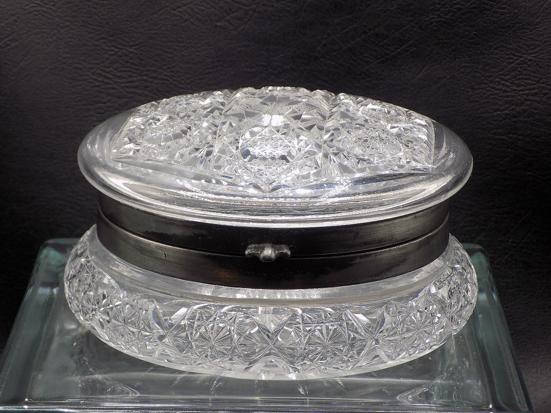 Splendid antique American Brilliant Cut Glass jewelry box: Splendid antique American Brilliant Cut Glass jewelry box. Elaborate cut glass design with great quality and detail. Hinged. In very good original as found condition, with small fleabite chip on base,