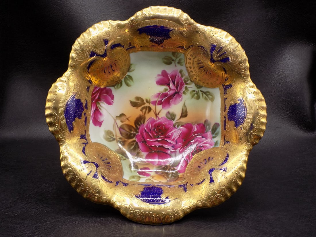 Exceptional vintage Nippon Bowl with hand painted roses: Exceptional vintage Nippon Bowl with hand painted roses. Heavy gold decoration. Great quality and detail. Marked on back as shown in photos. Beautiful colors. In very good original as found condition.