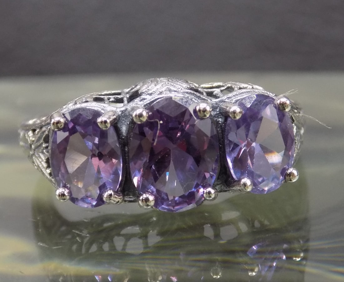 Beautiful 4 cwt alexandrite sterling silver ring: Beautiful 4 cwt alexandrite sterling silver ring. size 7 3/4 Lab created