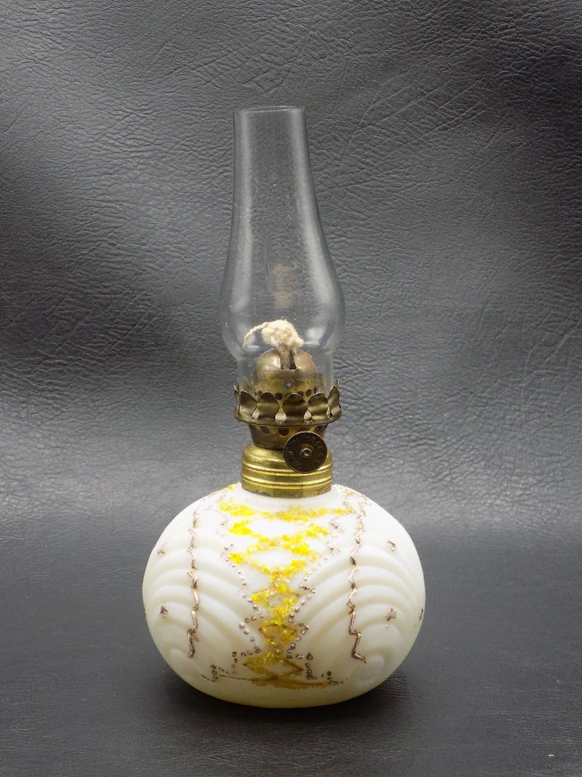 Rare antique miniature Wavecrest kerosene lamp.: Rare antique miniature Wavecrest kerosene lamp. With sea shell design and hand painted. Coralene decorated. Great quality and detail. Beautiful colors. In very good original as found condition. 6 &fra