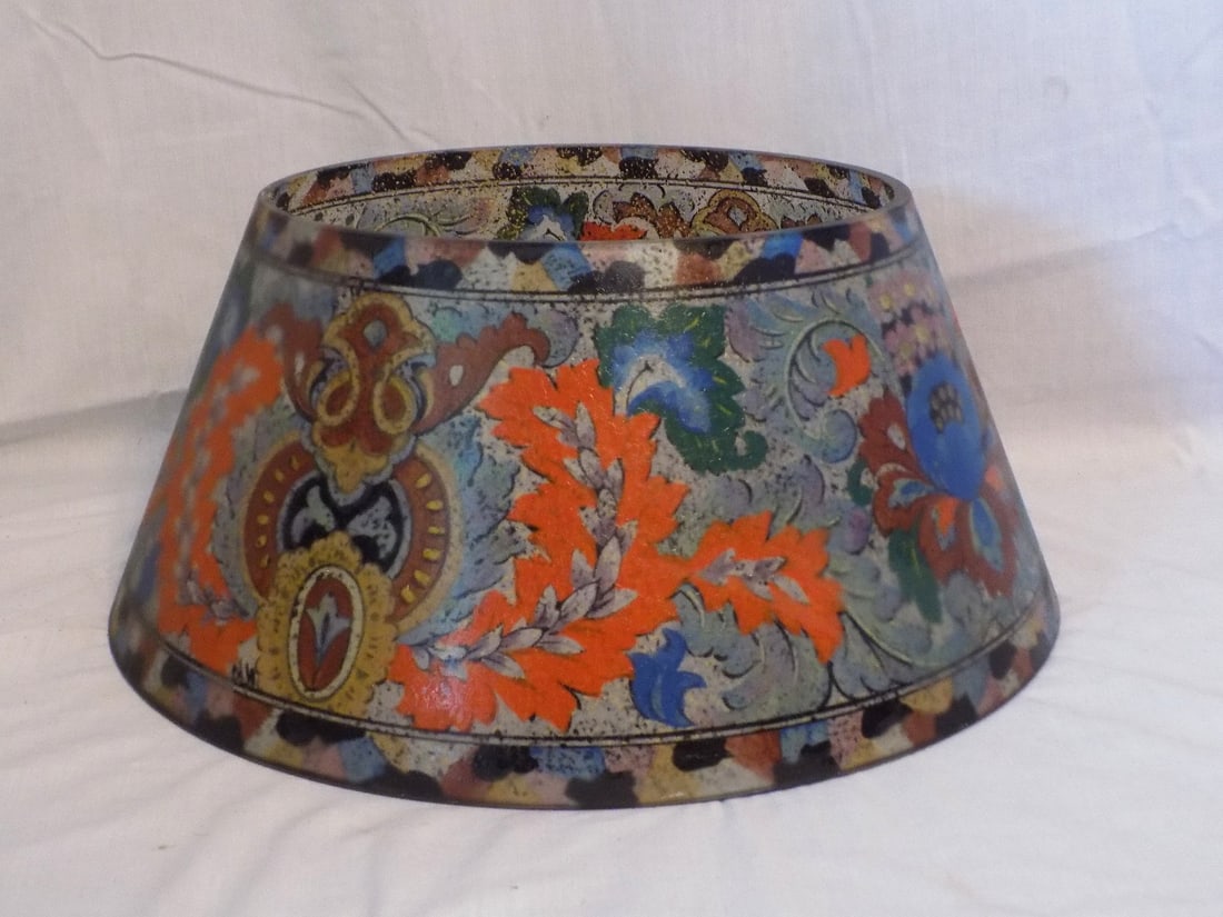 Very beautiful antique reverse painted Pairpoint lamp shade: Very beautiful antique reverse painted Pairpoint lamp shade. Highly decorated. We did not find a signature. Directoire. Beautiful colors. Great quality and detail. In very good original as found condi