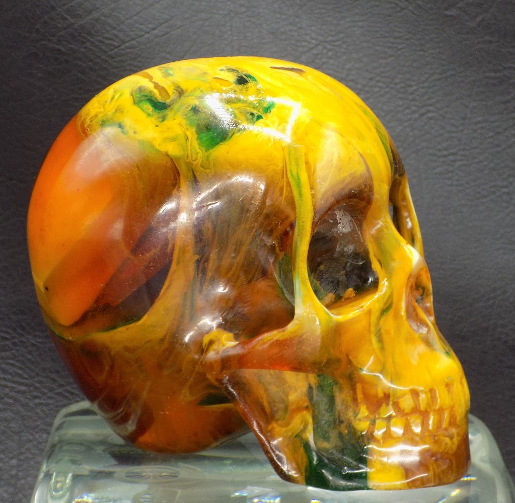 Vintage 1930s carved Bakelite or acrylic skull End of the Day Sculpture: Vintage 1930s carved Bakelite or acrylic skull End of the Day Sculpture. Great quality and detail. In very good original as found condition. White lines are camera flash reflection. 4 inches tall x 4