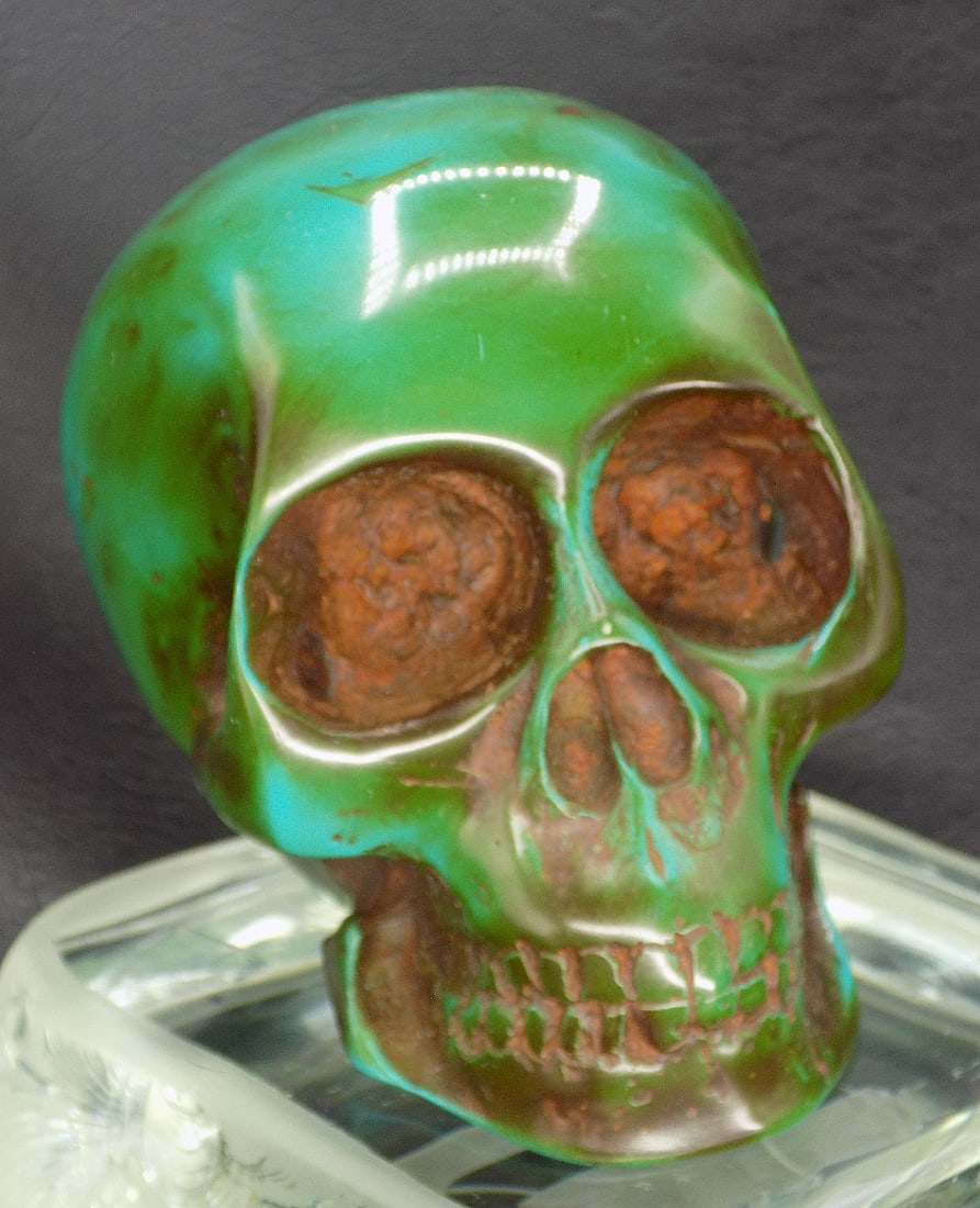 Vintage 1930s carved Bakelite or acrylic skull End of the Day Sculpture: Vintage 1930s carved Bakelite or acrylic skull End of the Day Sculpture in green. Great quality and detail. In very good original as found condition. White lines are camera flash reflection. 4 inches