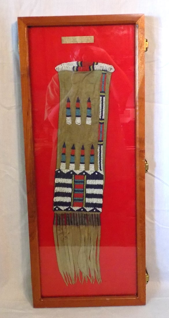 Great vintage Native American Indian beaded pipe bag: Great vintage Native American Indian beaded pipe bag. Beautiful beadwork. In very good original as found condition. Great quality and detail. Bag is 22 ¾ inches long x 5 inches wide. This is in