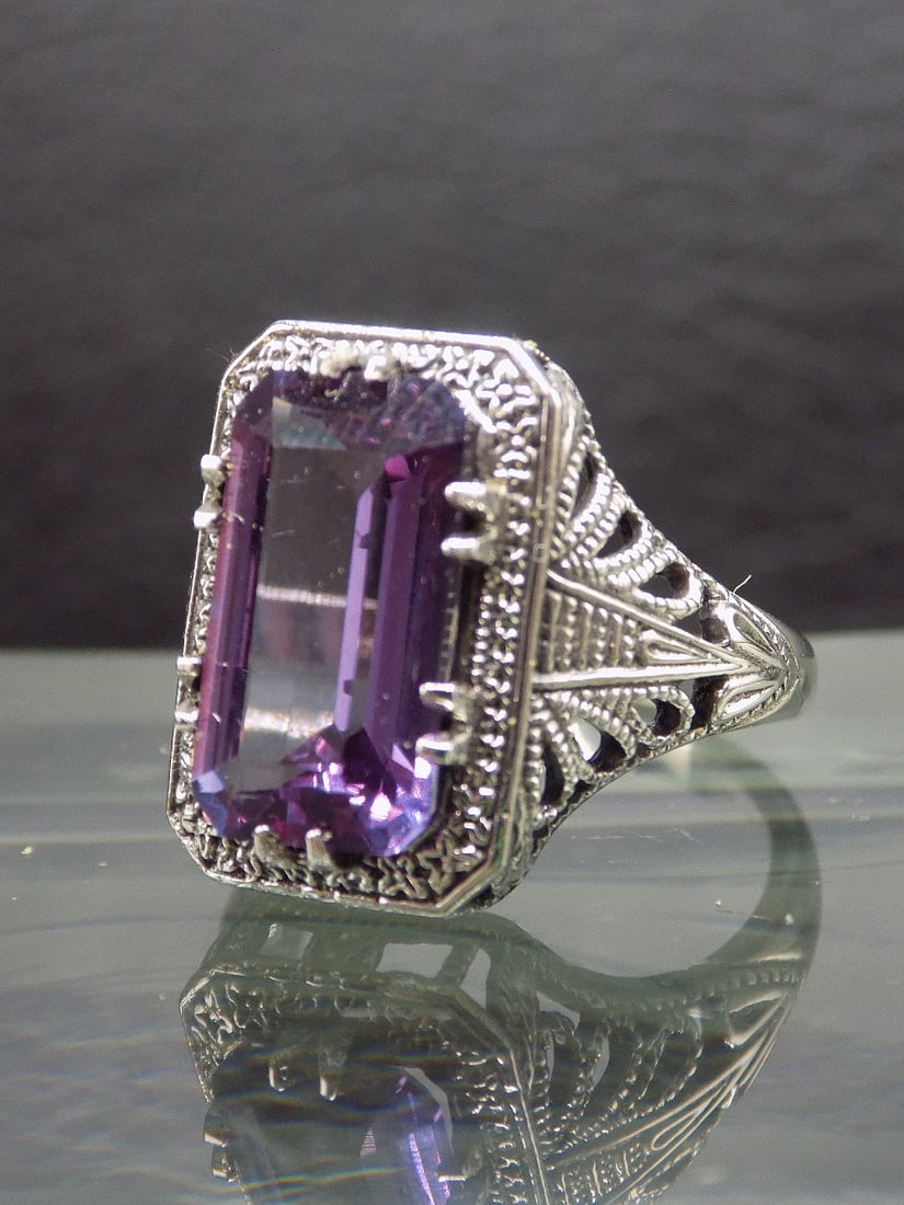 Beautiful 10 ct. alexandrite sterling silver ring: Beautiful 10 ct. alexandrite sterling silver ring. Lab created. Size 6.